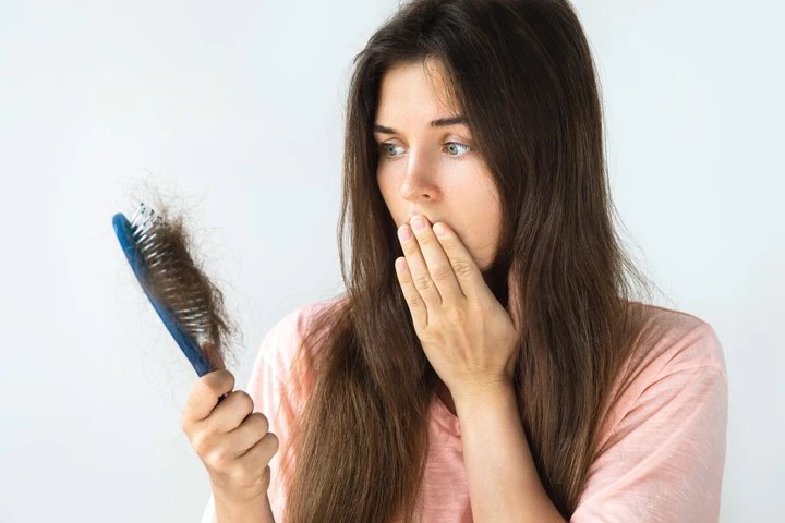 Rụng tóc bất thường không chỉ là vấn đề thẩm mỹ mà còn là một trong những dấu hiệu cho thấy cơ thể đang bước vào giai đoạn lão hóa sớm.
