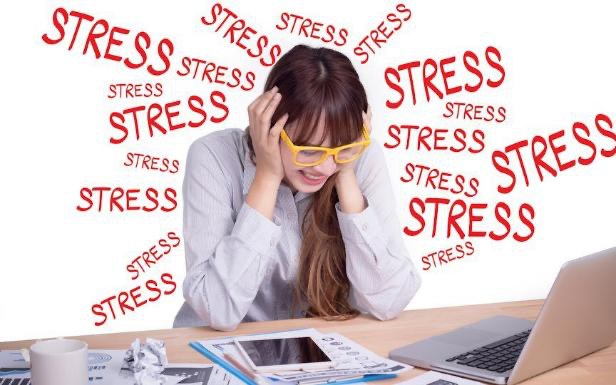 Stress và chế độ sinh hoạt thiếu khoa học là những tác nhân nội sinh nguy hiểm, bẻ gãy các liên kết protein tự nhiên và khiến làn da mất đi vẻ tươi trẻ.
