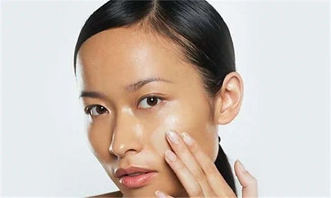 Làn da xỉn màu thiếu rạng rỡ, kém tươi sáng và trông mệt mỏi