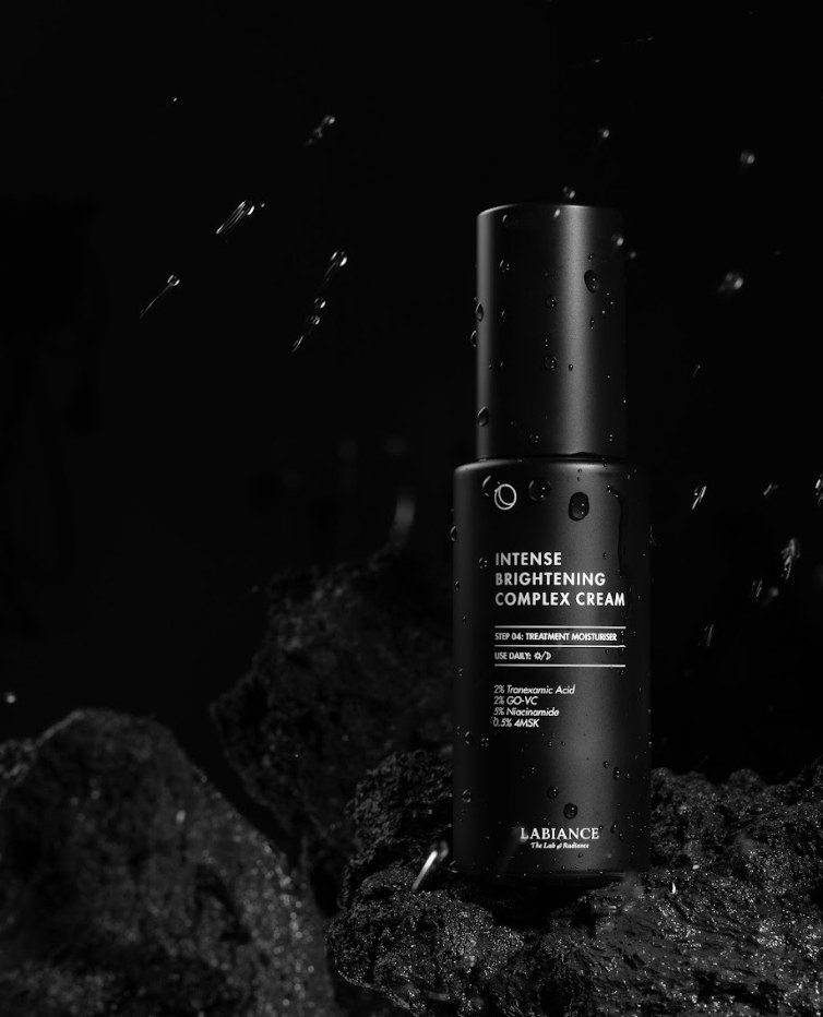 Với 2% Tranexamic Acid, Intense Brightening Complex Cream góp phần dưỡng sáng da, giúp da trông sáng mịn hơn.