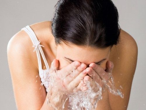 Làm sạch quá mức khiến hàng rào da suy yếu và da khô thiếu nước